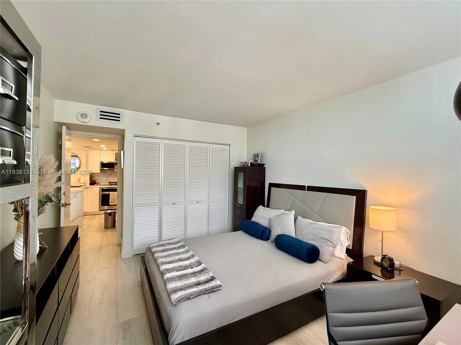 Small Image of 770 CLAUGHTON ISLAND DR #1503, Miami Number 25