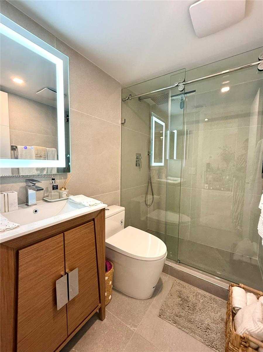 Small Image of 770 CLAUGHTON ISLAND DR #1503, Miami Number 26