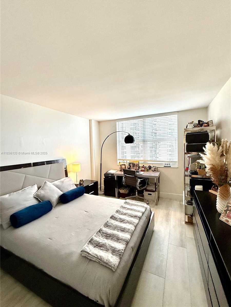 Small Image of 770 CLAUGHTON ISLAND DR #1503, Miami Number 27