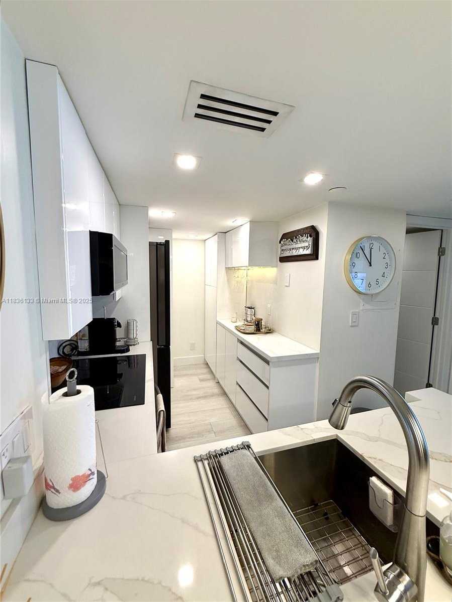 Small Image of 770 CLAUGHTON ISLAND DR #1503, Miami Number 7