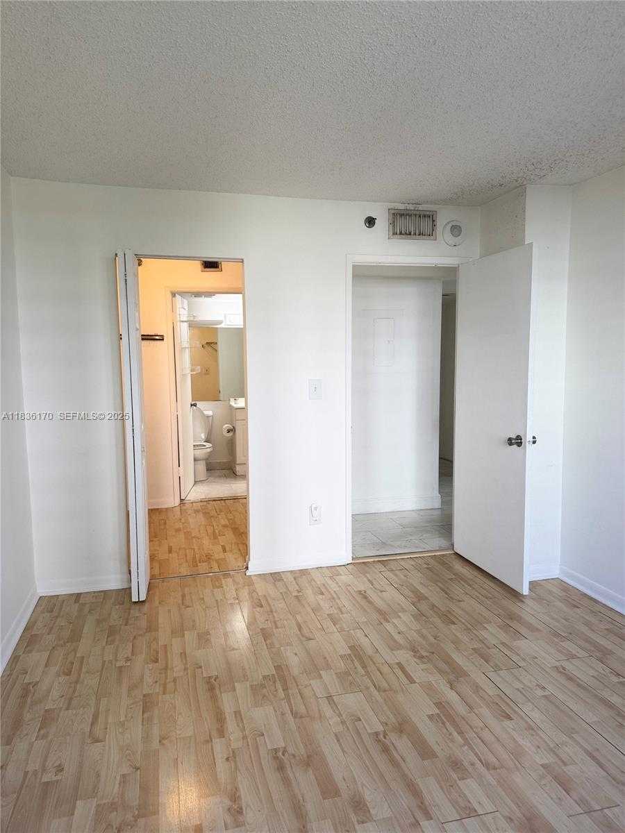 Small Image of 770 CLAUGHTON ISLAND DR #601, Miami Number 30