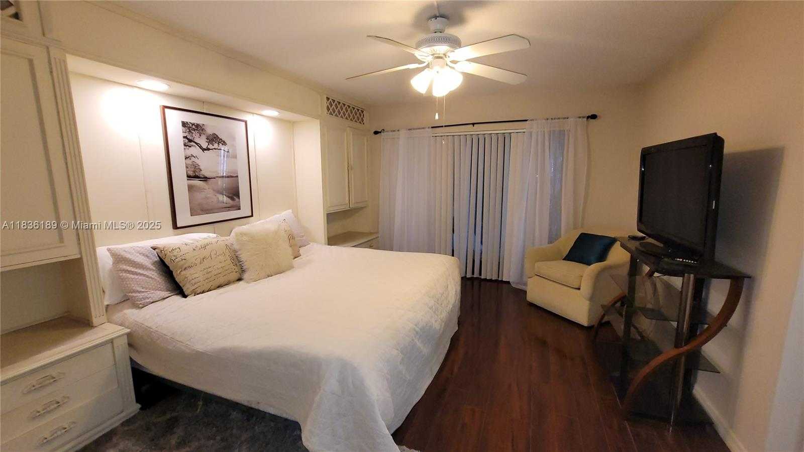 Small Image of 4650 WASHINGTON ST #110, Hollywood Number 5
