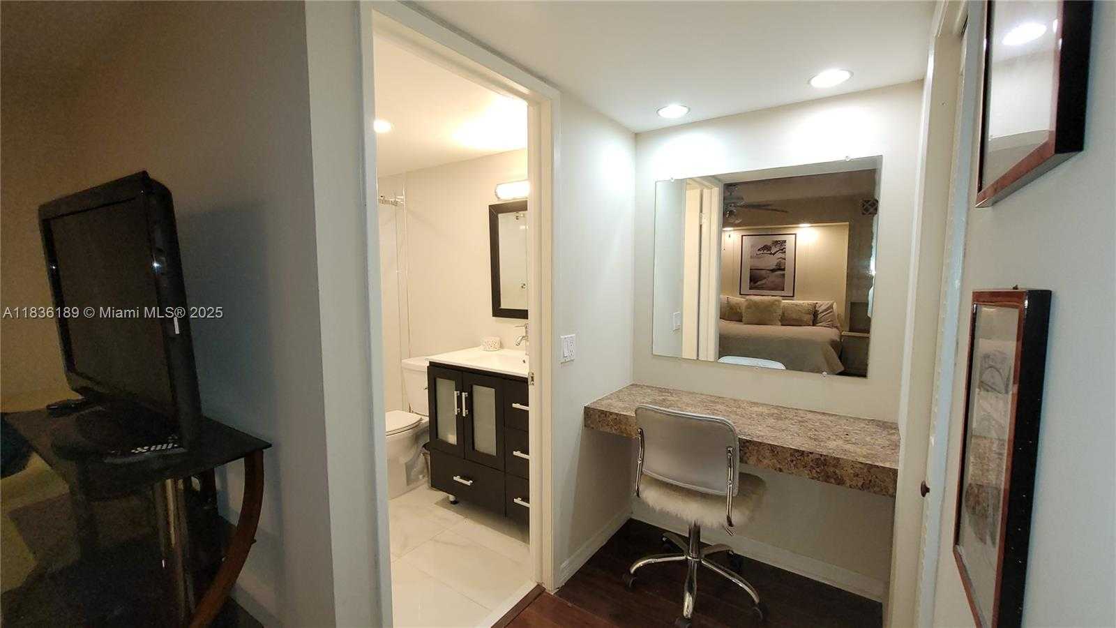Small Image of 4650 WASHINGTON ST #110, Hollywood Number 8