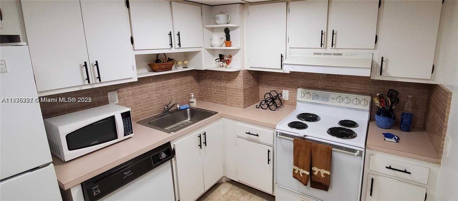Small Image of 100 BAYVIEW DR #603, Sunny Isles Beach Number 7