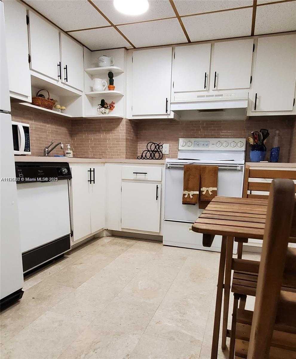 Small Image of 100 BAYVIEW DR #603, Sunny Isles Beach Number 8
