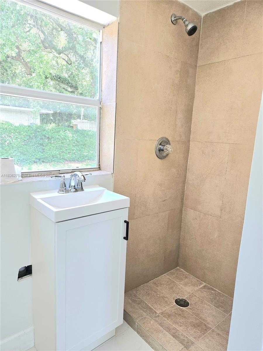 Small Image of 830 NORTH EAST 143RD ST, North Miami Number 10