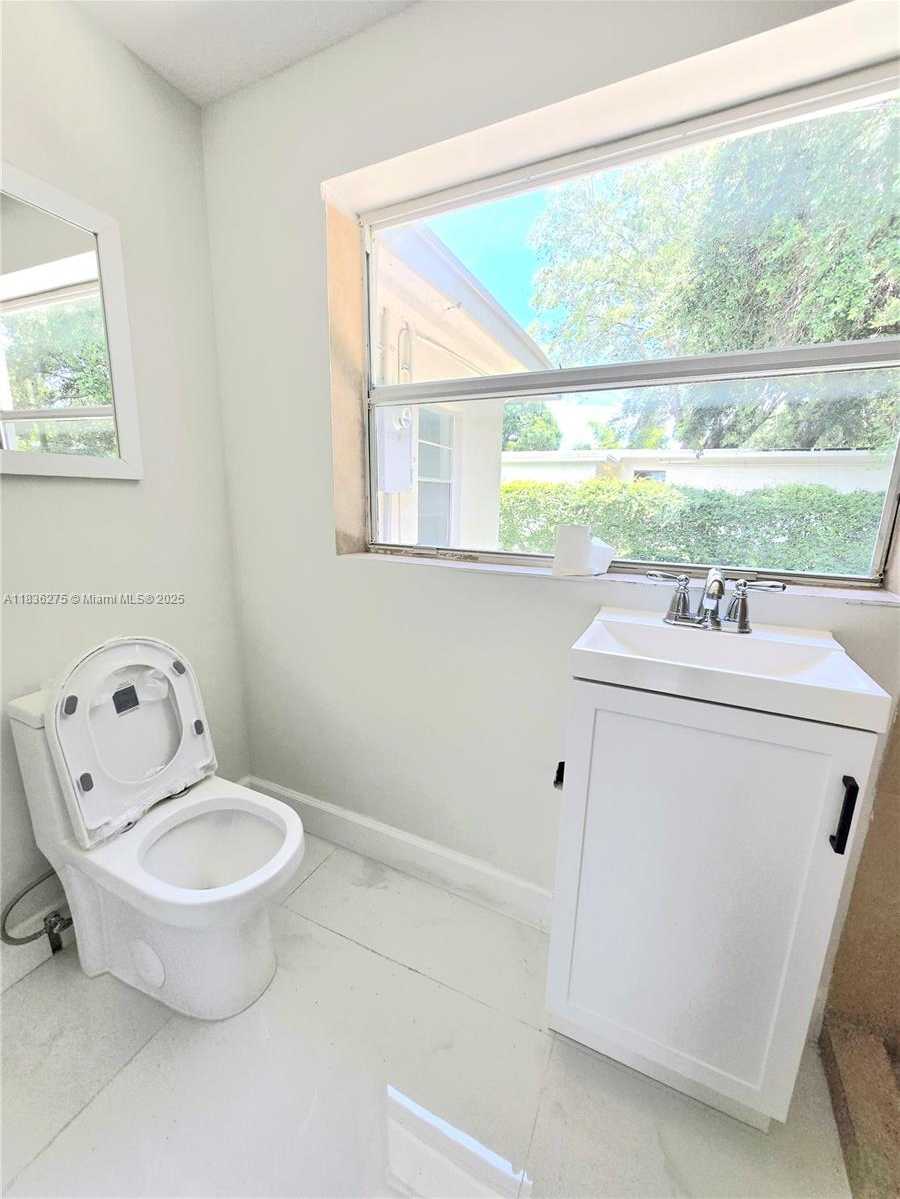 Small Image of 830 NORTH EAST 143RD ST, North Miami Number 9