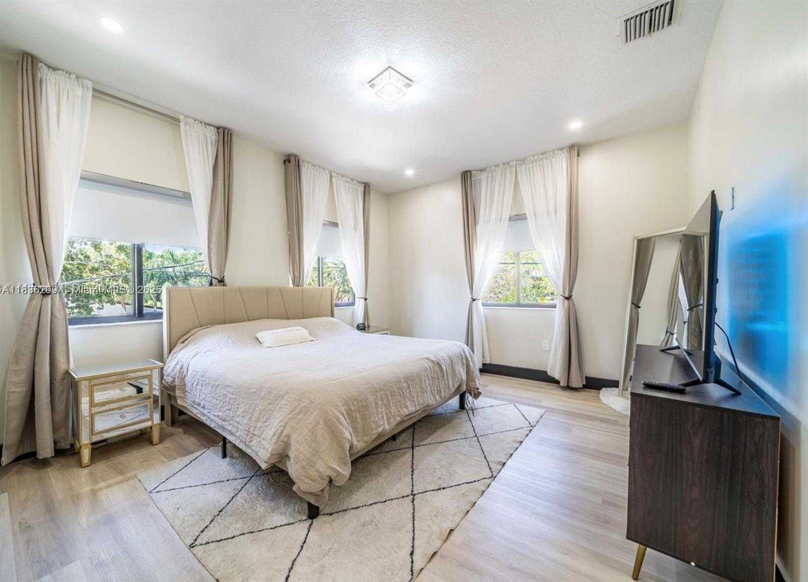 Small Image of 1451 SOUTH WEST 11TH PL, Fort Lauderdale Number 8