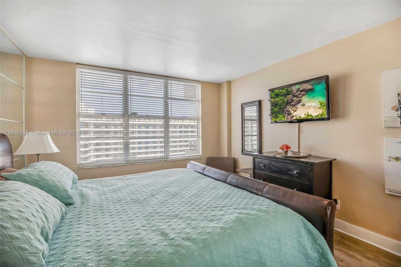 Small Image of 5600 COLLINS AVE #16B, Miami Beach Number 14