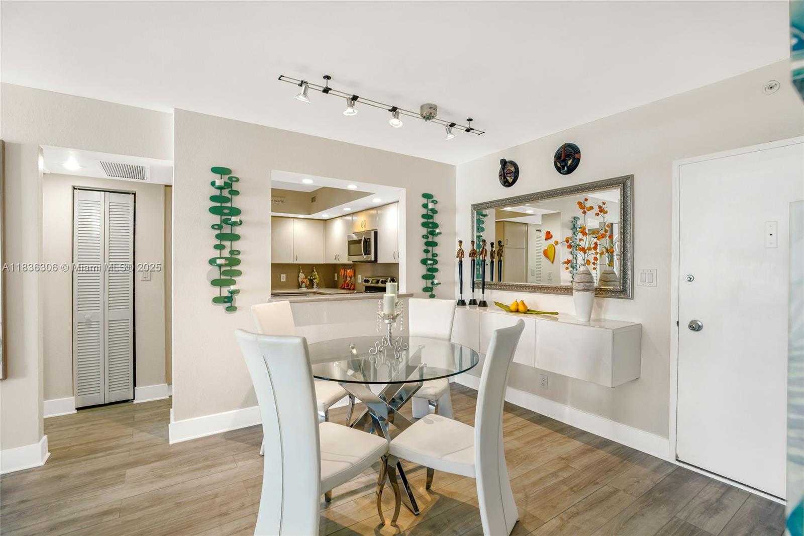 Small Image of 5600 COLLINS AVE #16B, Miami Beach Number 2