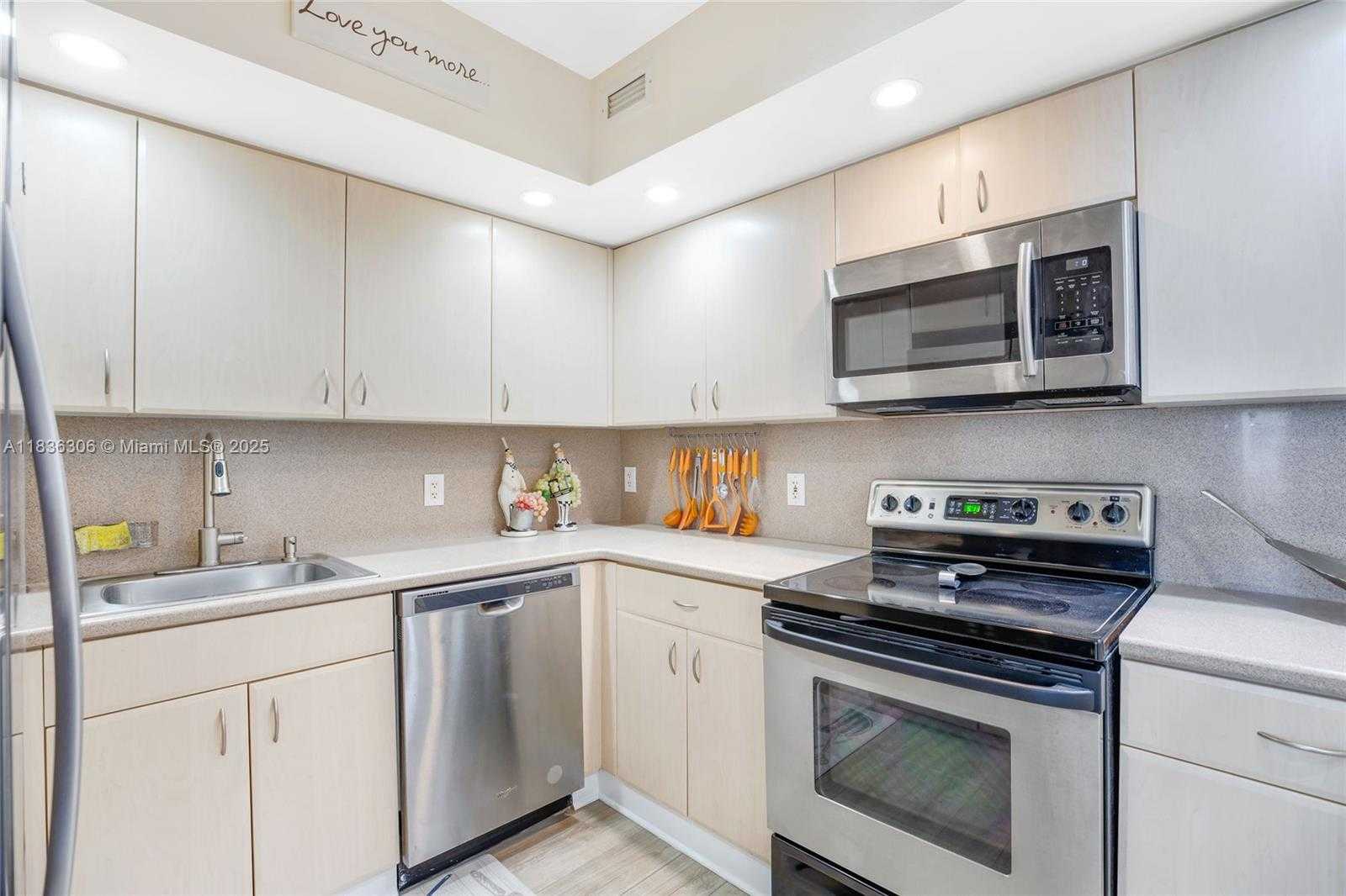 Small Image of 5600 COLLINS AVE #16B, Miami Beach Number 8
