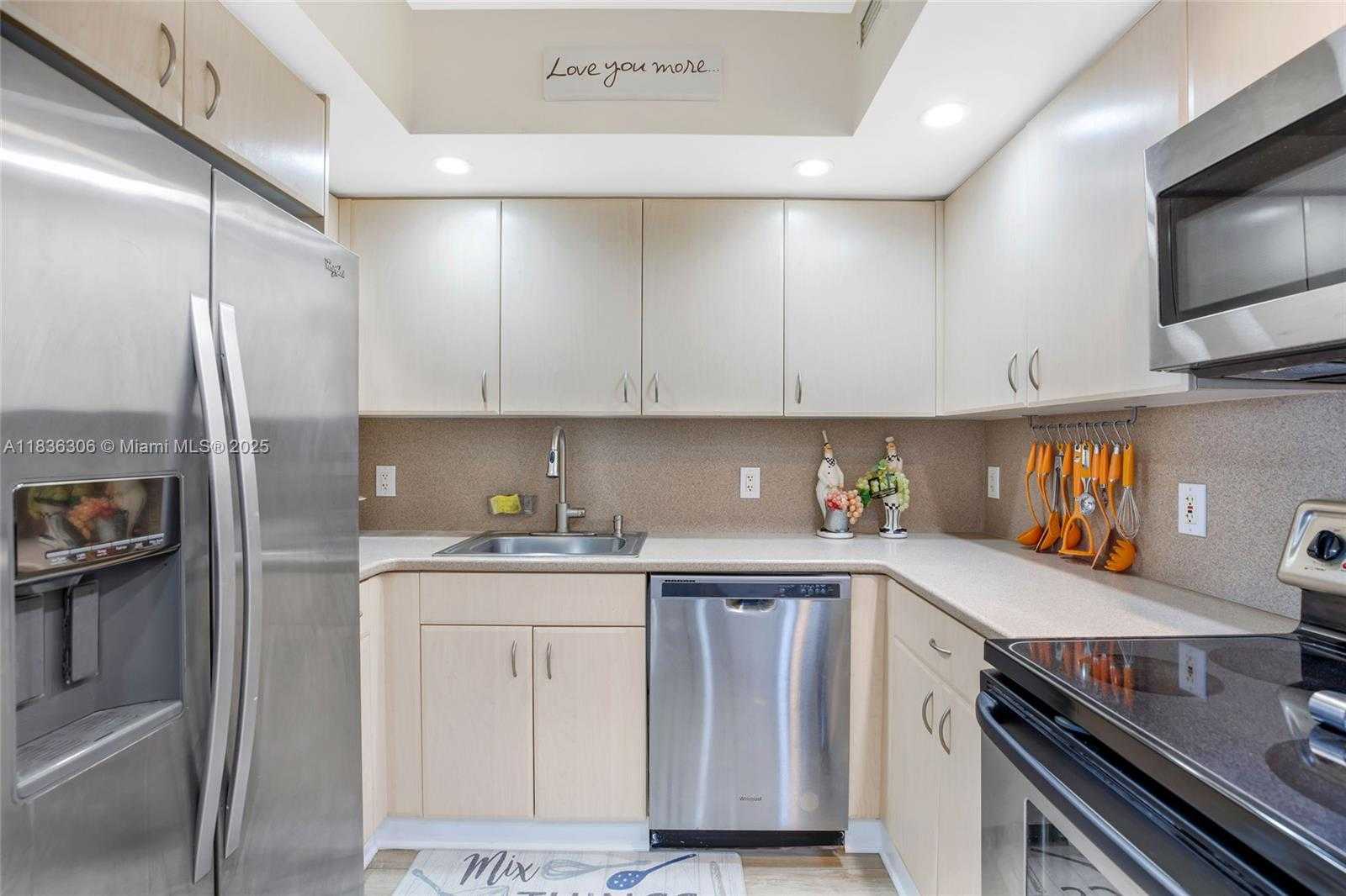 Small Image of 5600 COLLINS AVE #16B, Miami Beach Number 9