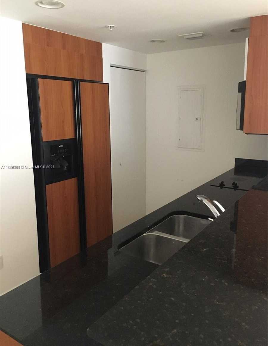 Small Image of 335 SOUTH BISCAYNE BLVD #2006, Miami Number 4