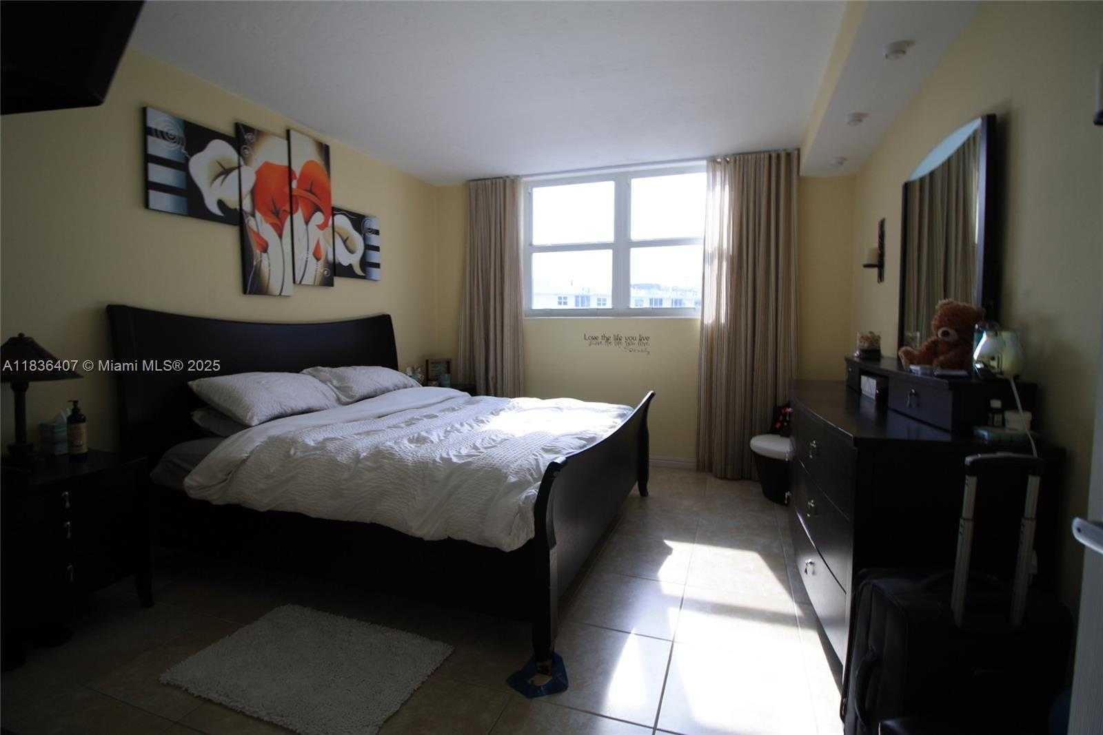 Small Image of 3000 SOUTH OCEAN DR #1414, Hollywood Number 9