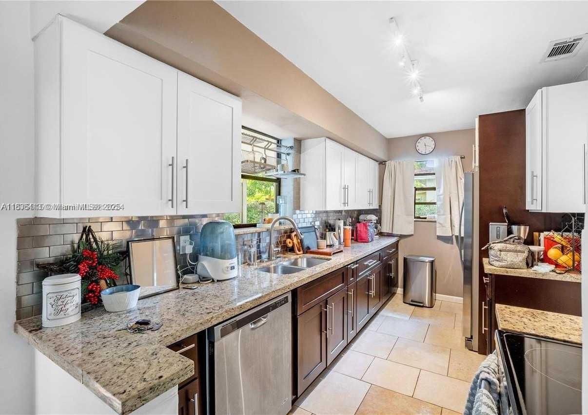 Small Image of 460 NORTH WEST 90TH ST, El Portal Number 10