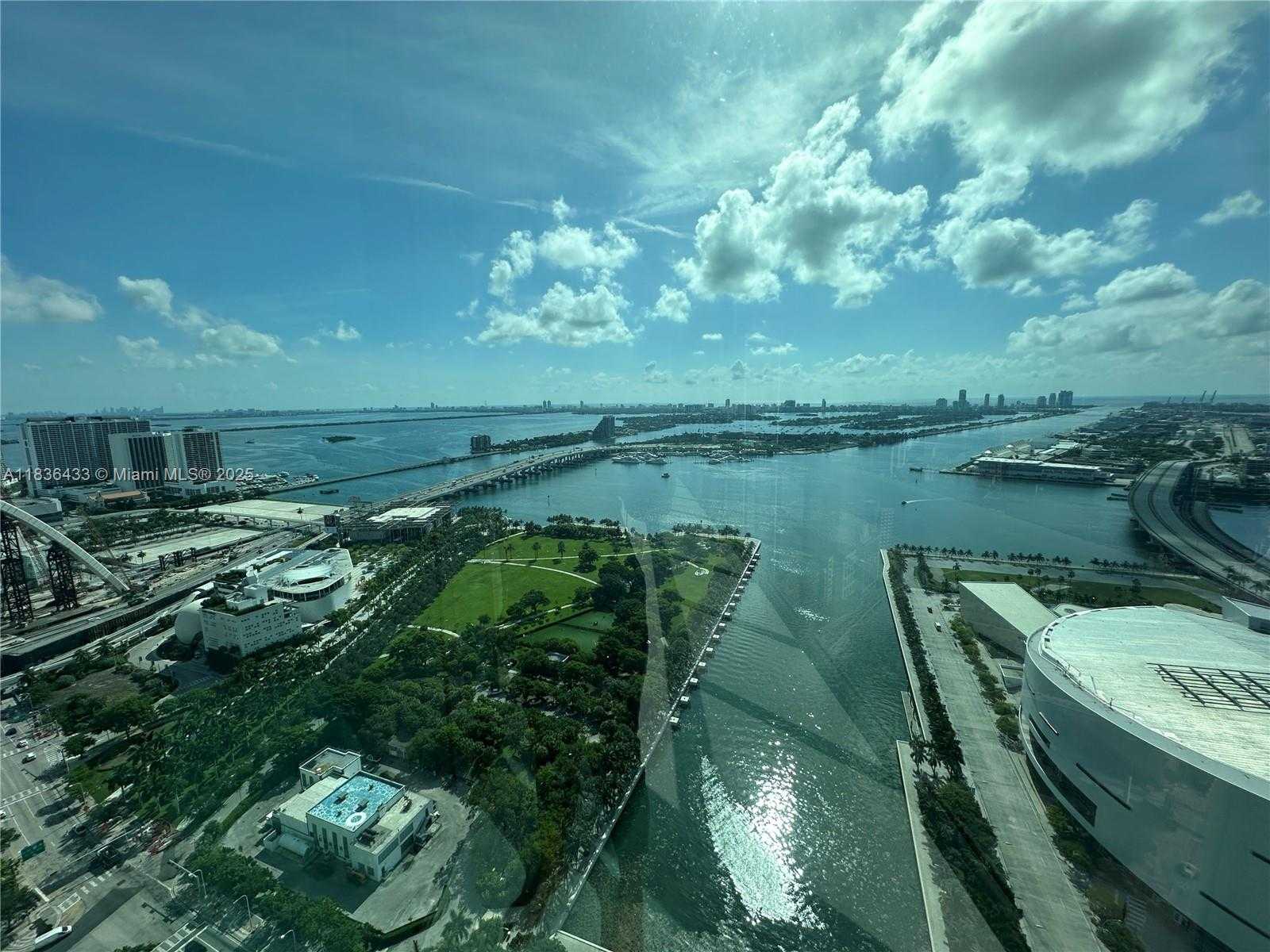 Small Image of 888 BISCAYNE BLVD #4208, Miami Number 3