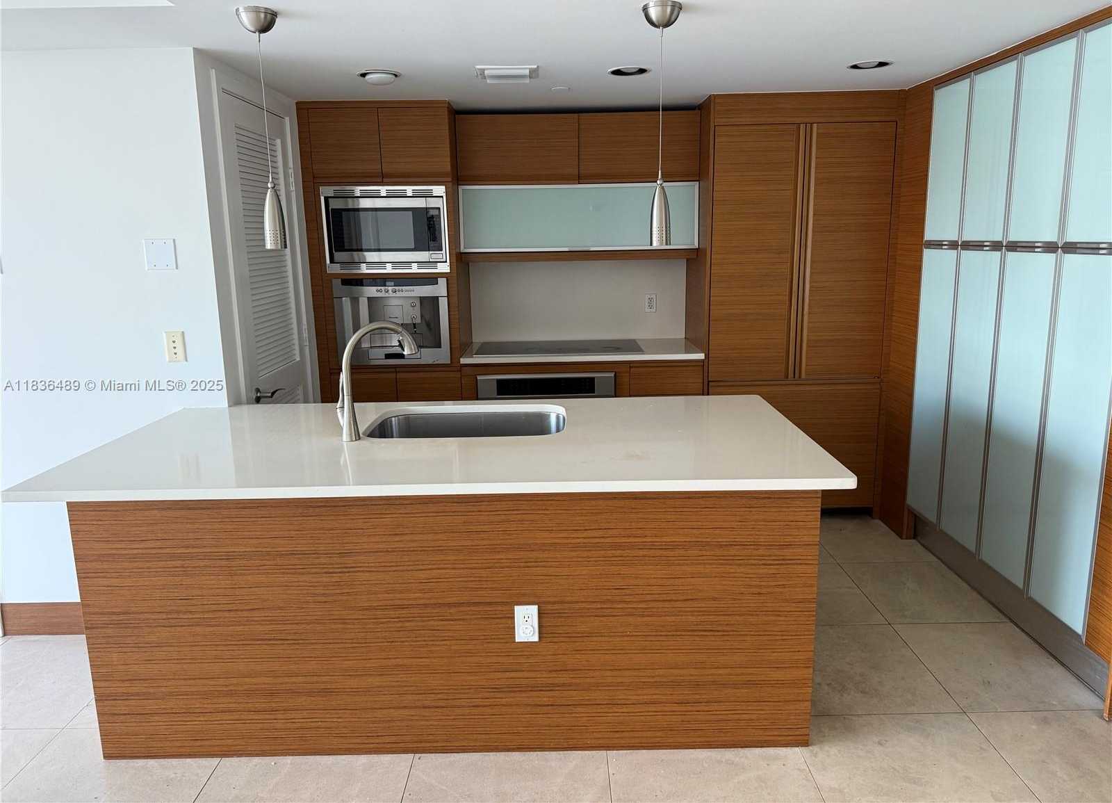 Small Image of 5875 COLLINS AVE #505, Miami Beach Number 4