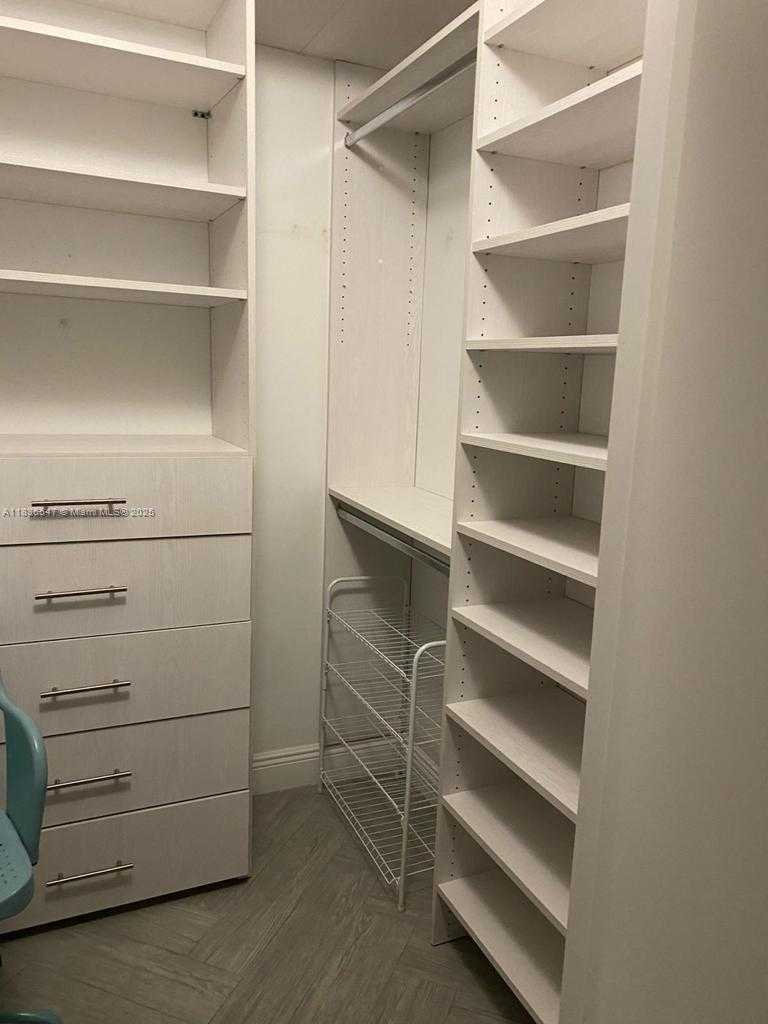 Small Image of 1900 NORTH BAYSHORE DR #2314, Miami Number 4