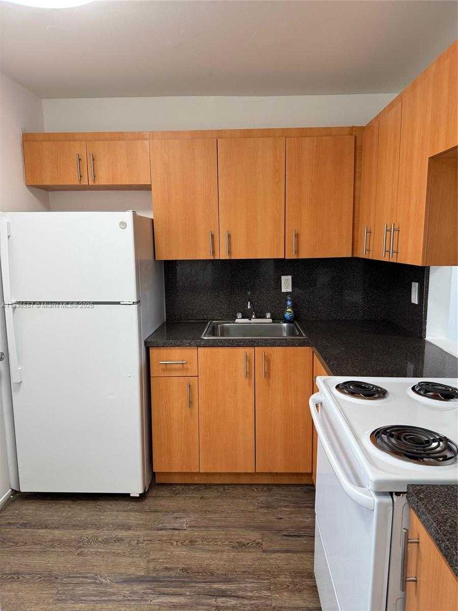 Small Image of 528 MERIDIAN AVE #404, Miami Beach Number 4