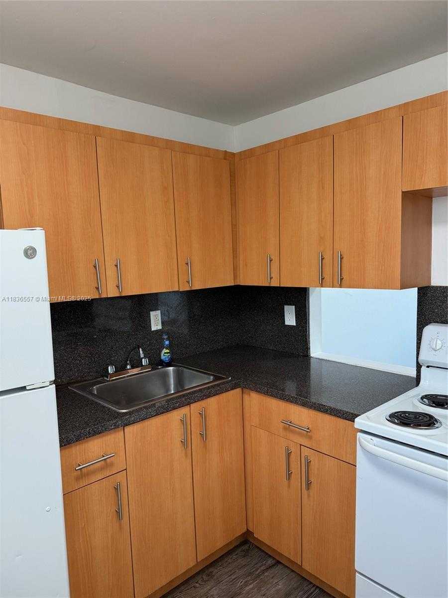 Small Image of 528 MERIDIAN AVE #404, Miami Beach Number 5