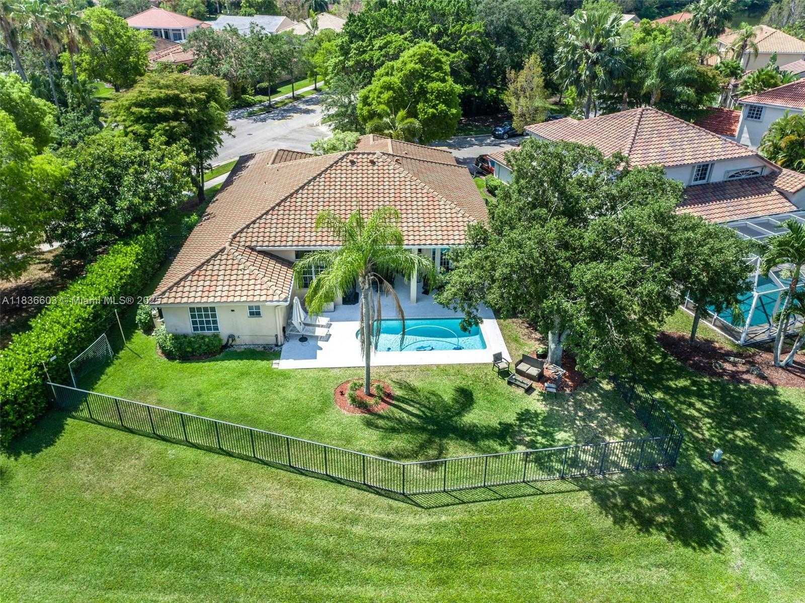Small Image of 643 LAKE BLVD, Weston Number 2