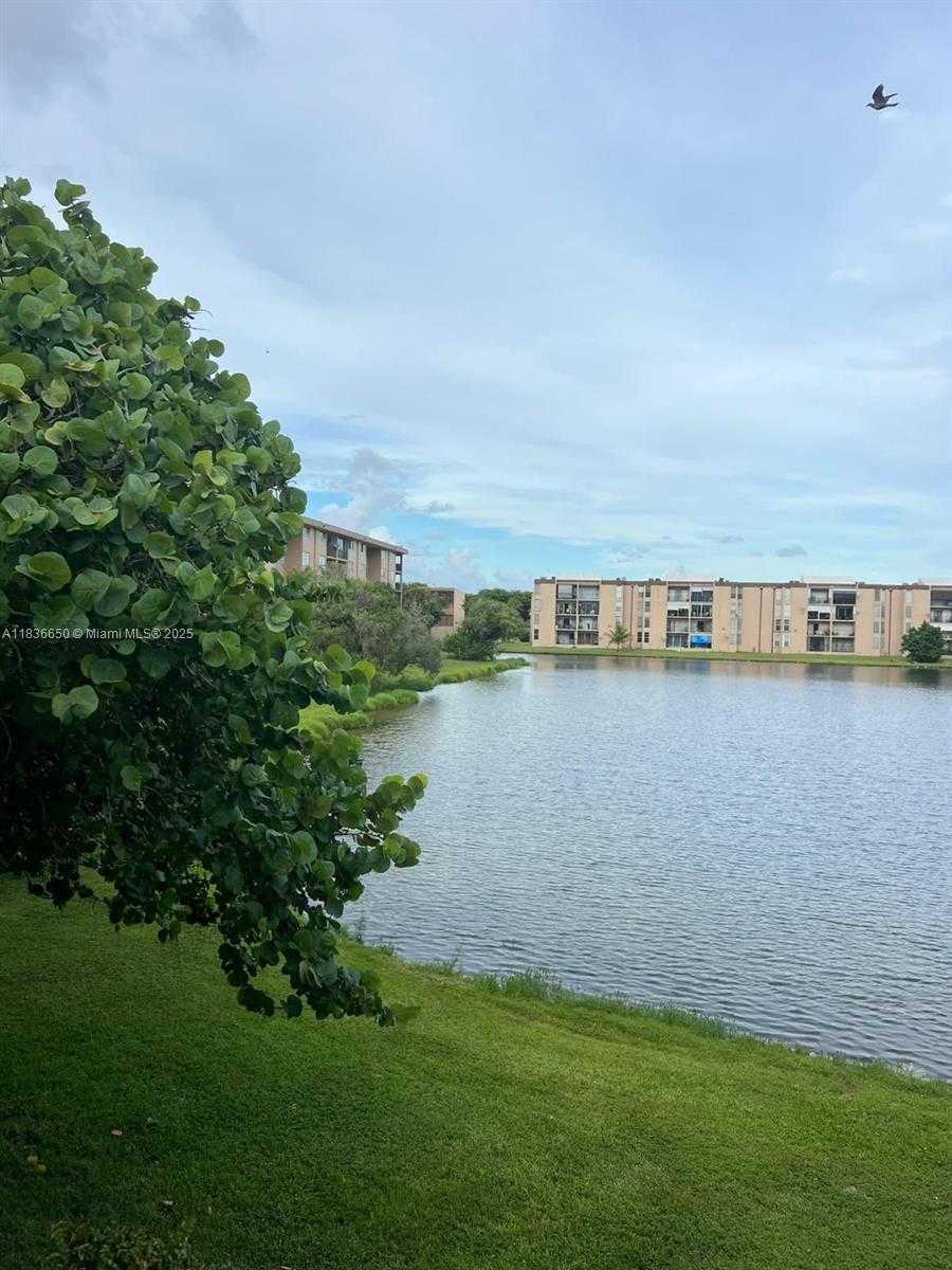 Small Image of 8875 FONTAINEBLEAU BLVD #202, Miami Number 20