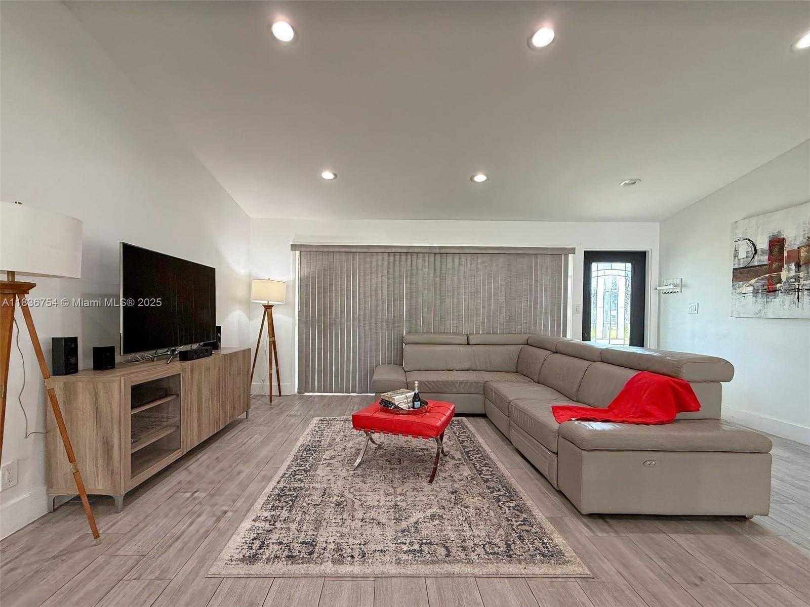 Small Image of 2525 TORTUGAS LN, Fort Lauderdale Number 2