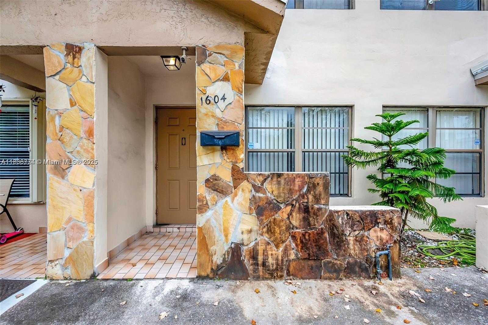 Small Image of 1604 NORTH EAST 151ST ST #1604, Miami Number 27