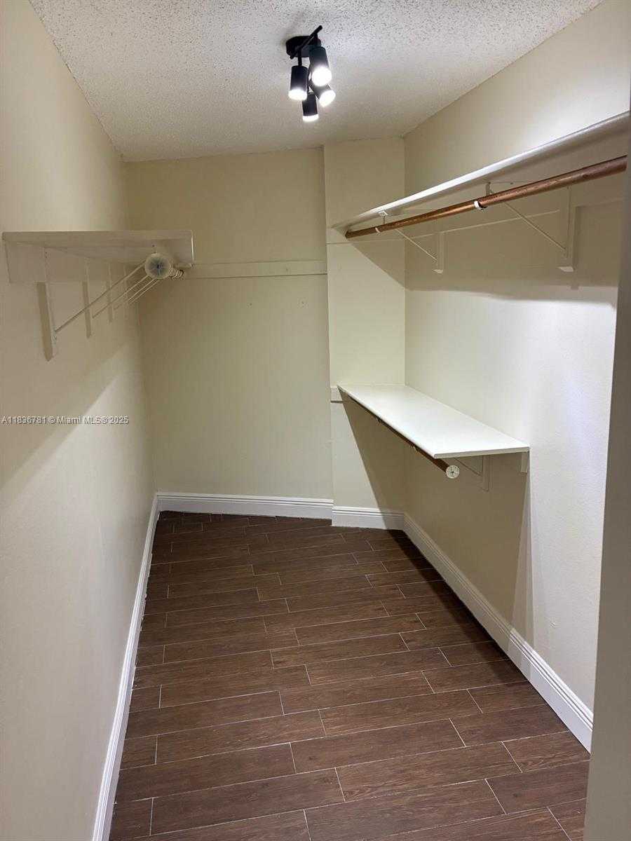 Small Image of 13951 KENDALE LAKES CIR #604-A, Miami Number 12