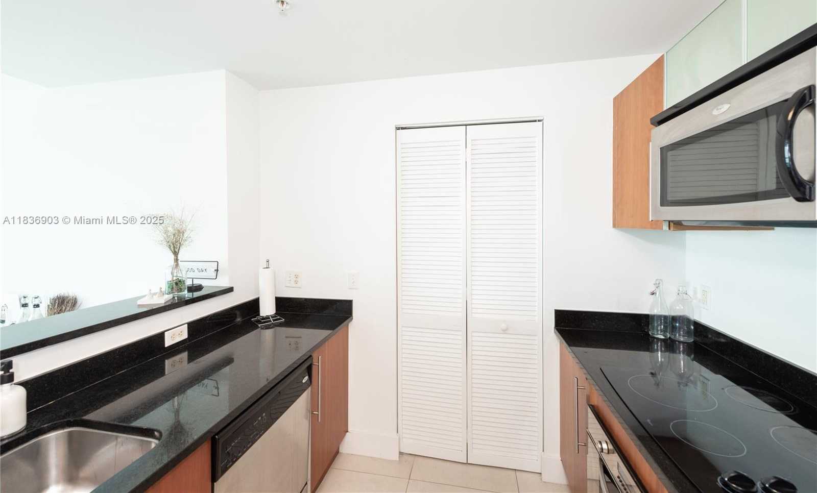 Small Image of 300 SOUTH BISCAYNE BLVD #T-2814, Miami Number 9