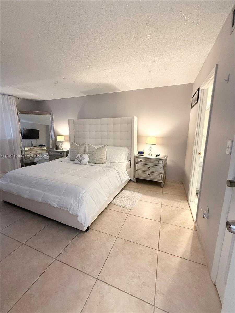 Small Image of 1833 SOUTH OCEAN DR #1707, Hallandale Beach Number 13