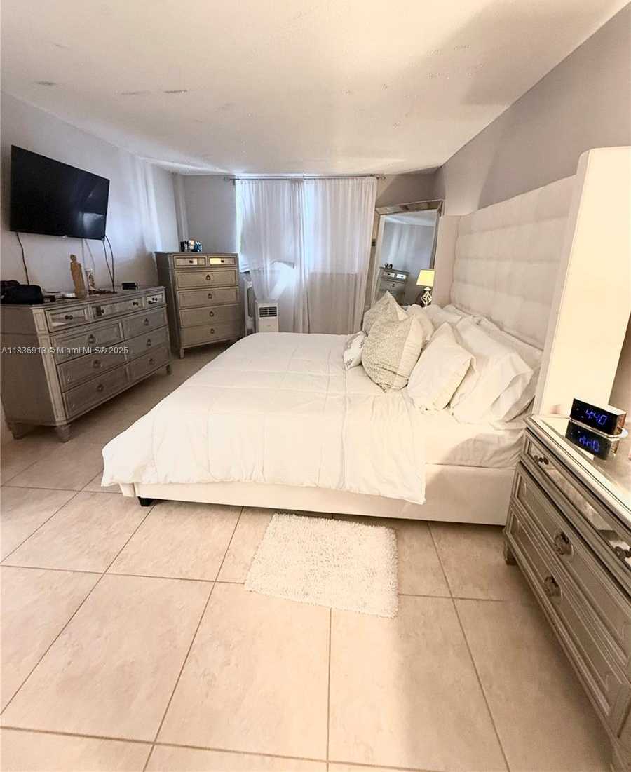 Small Image of 1833 SOUTH OCEAN DR #1707, Hallandale Beach Number 14