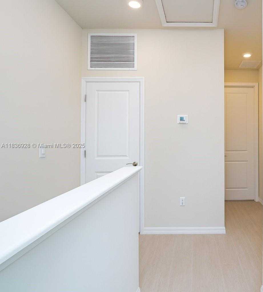 Small Image of 3932 LONG LEAF LANE #1, Hollywood Number 19