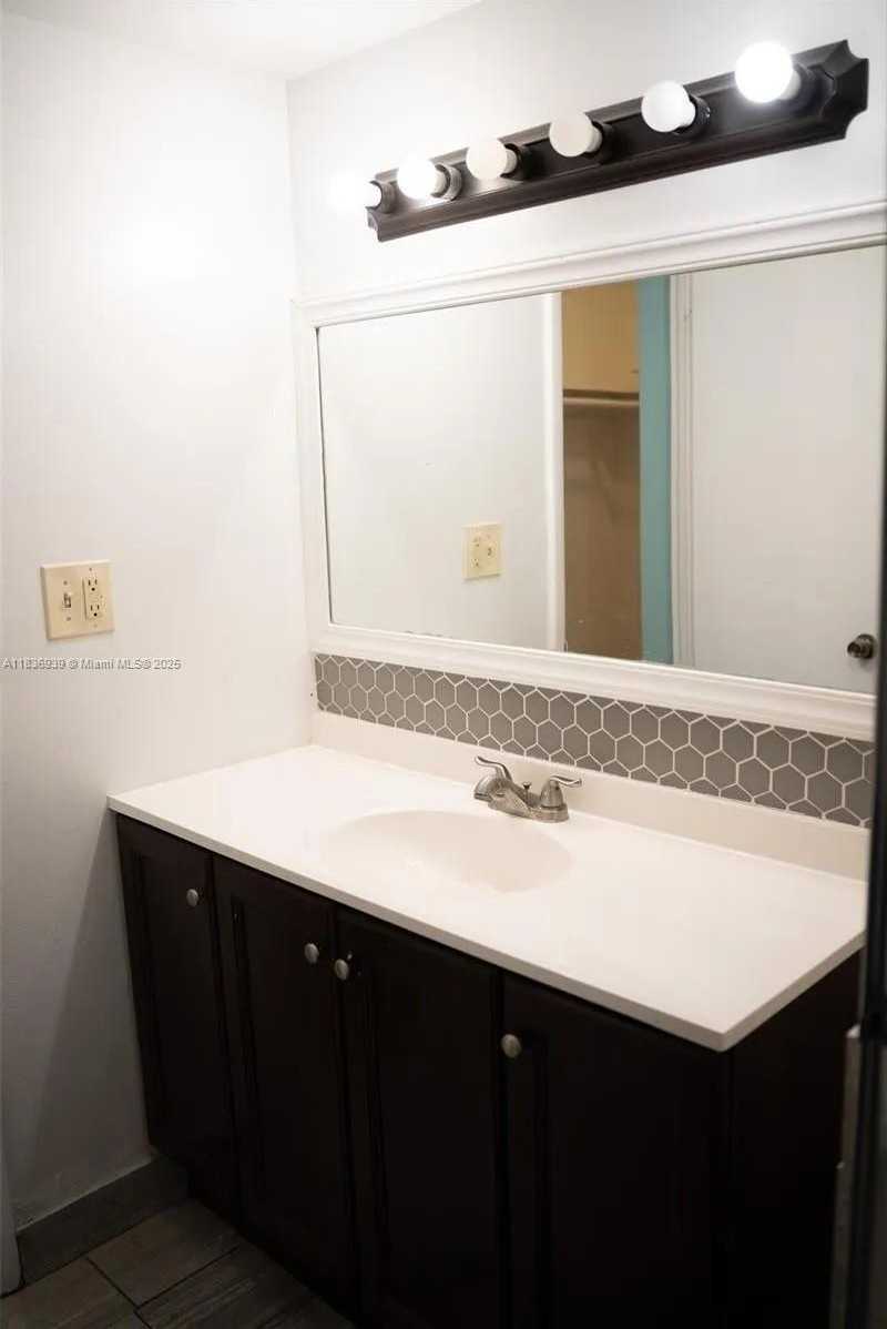 Small Image of 16410 MIAMI DR #509, North Miami Beach Number 11
