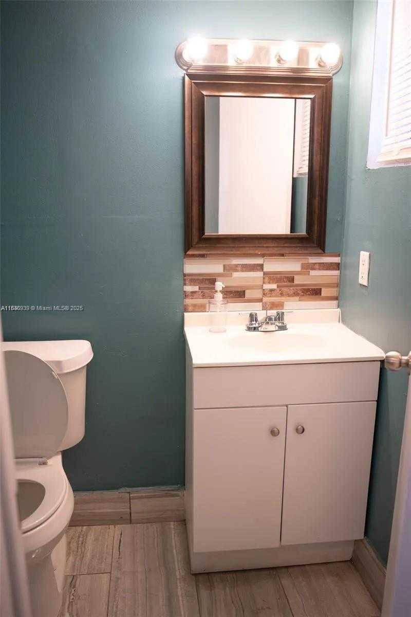 Small Image of 16410 MIAMI DR #509, North Miami Beach Number 12