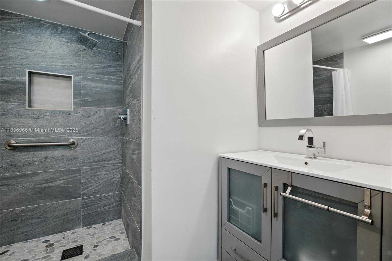 Small Image of 1155 BRICKELL BAY DR #703, Miami Number 8