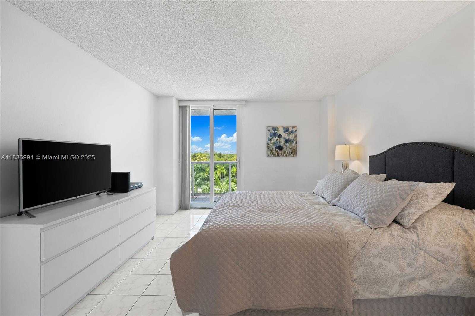Small Image of 100 BAYVIEW DR #420, Sunny Isles Beach Number 10