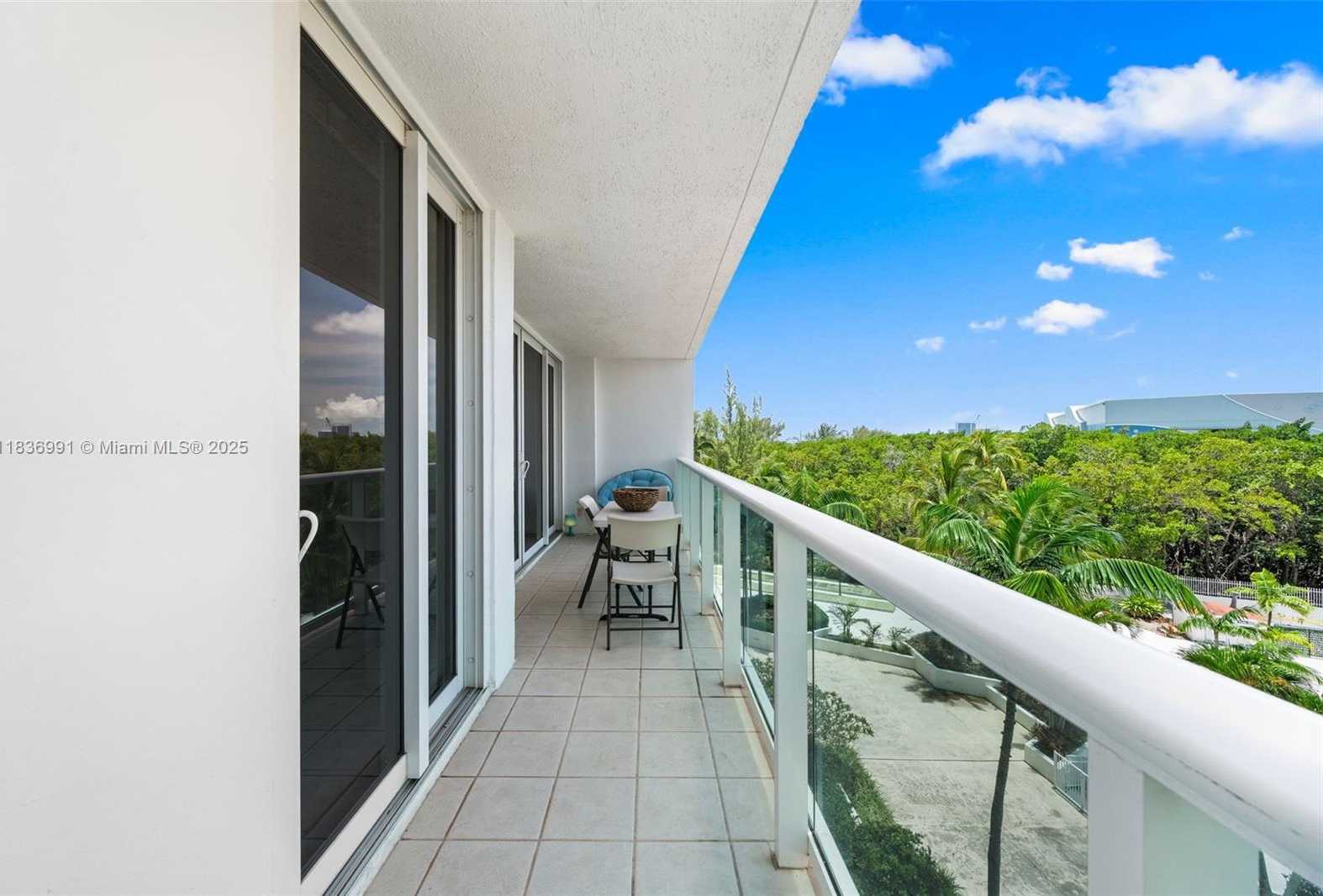 Small Image of 100 BAYVIEW DR #420, Sunny Isles Beach Number 3