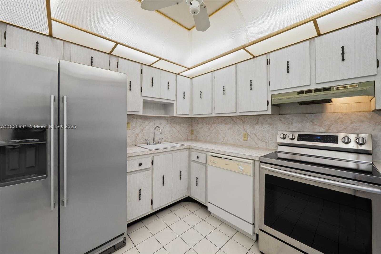 Small Image of 100 BAYVIEW DR #420, Sunny Isles Beach Number 7