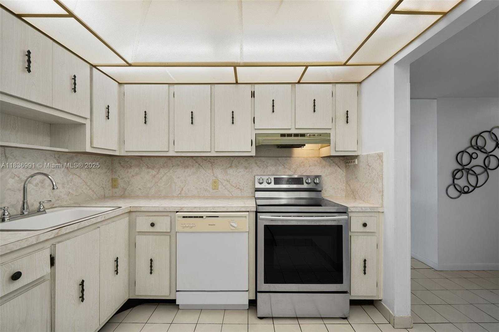 Small Image of 100 BAYVIEW DR #420, Sunny Isles Beach Number 8