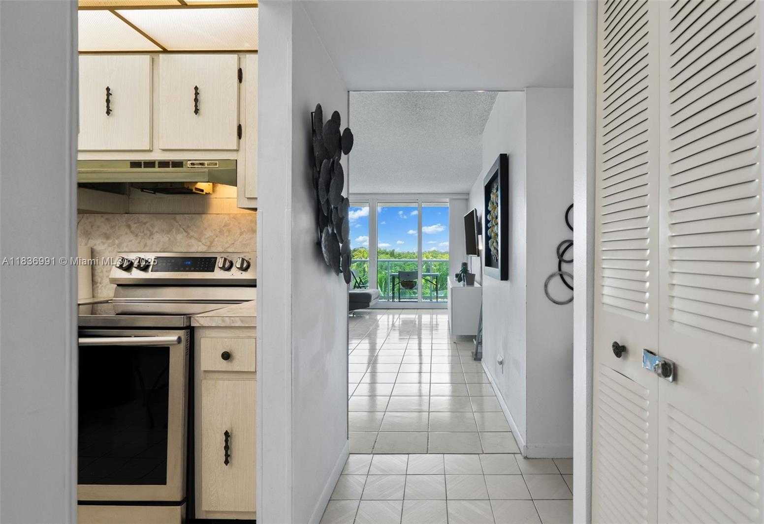 Small Image of 100 BAYVIEW DR #420, Sunny Isles Beach Number 9