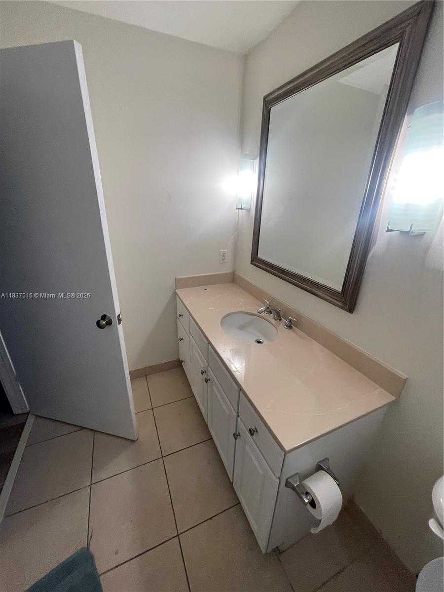 Small Image of 2001 BISCAYNE BLVD #2217, Miami Number 9