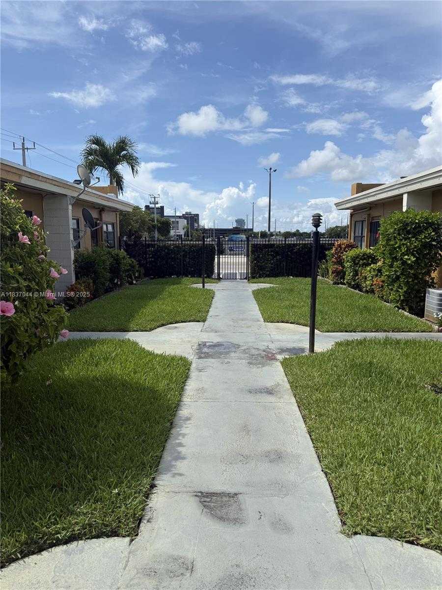 Small Image of 1845 PEMBROKE RD #2-11, Hollywood Number 14