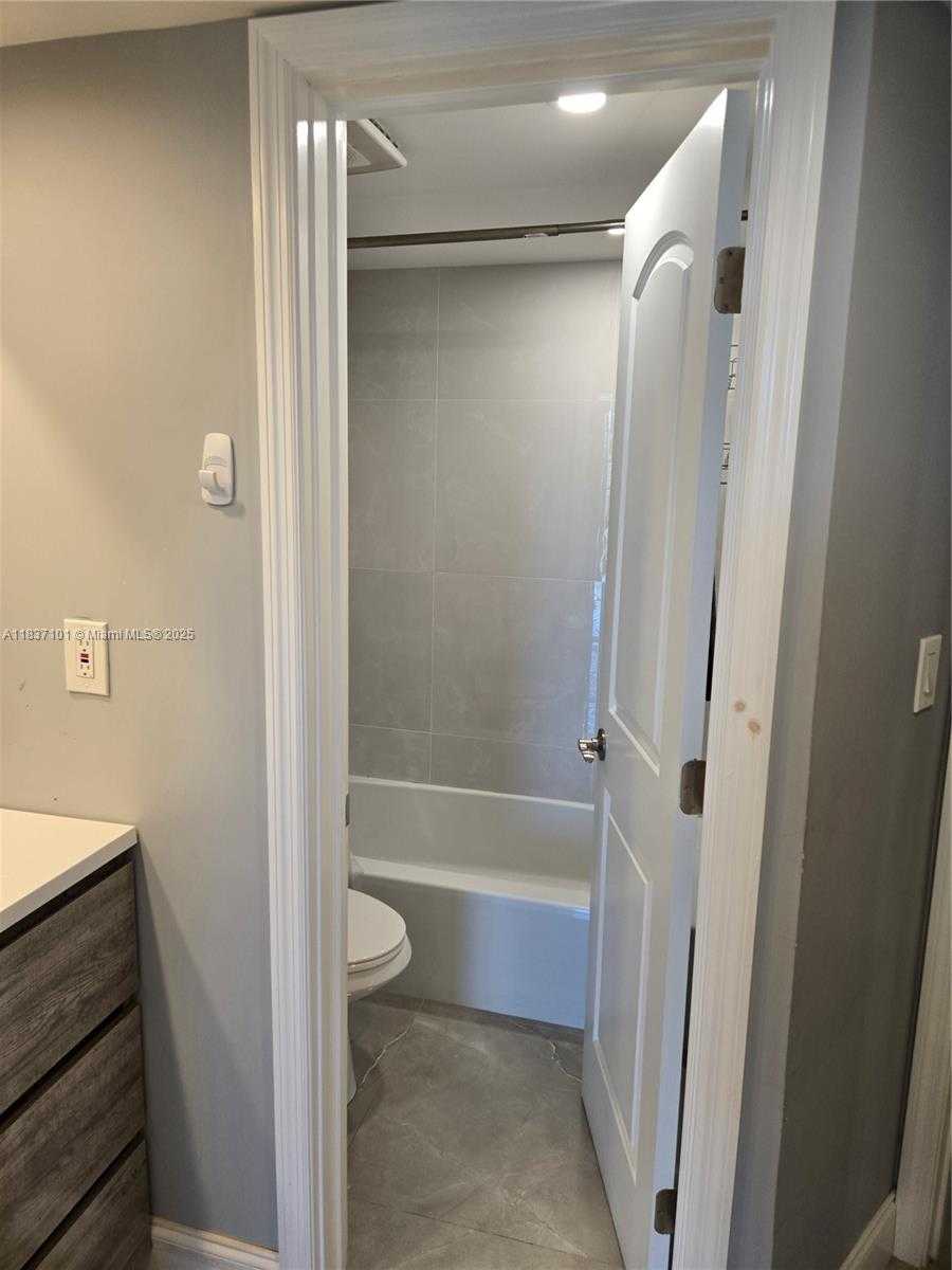 Small Image of 3401 NORTH COUNTRY CLUB DR #EI-202, Aventura Number 20