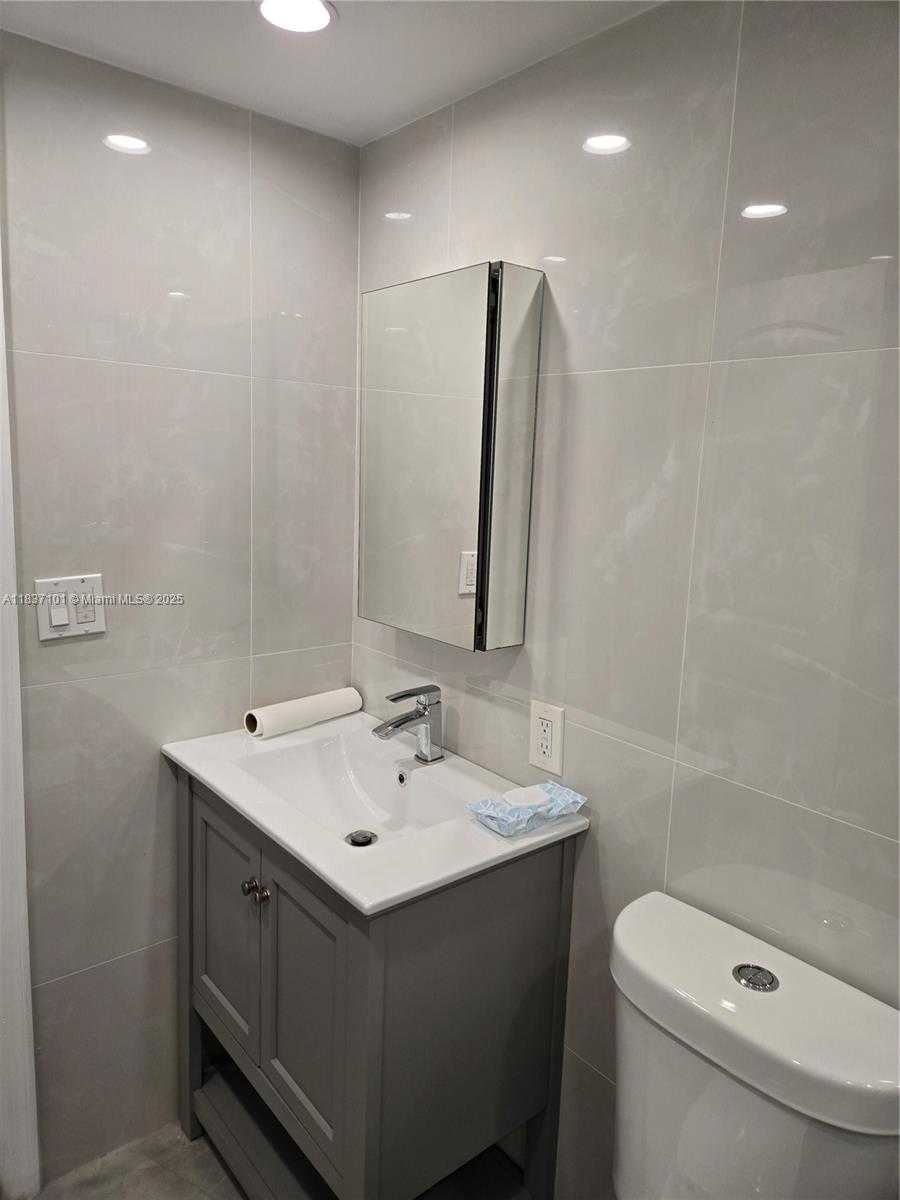 Small Image of 3401 NORTH COUNTRY CLUB DR #EI-202, Aventura Number 26