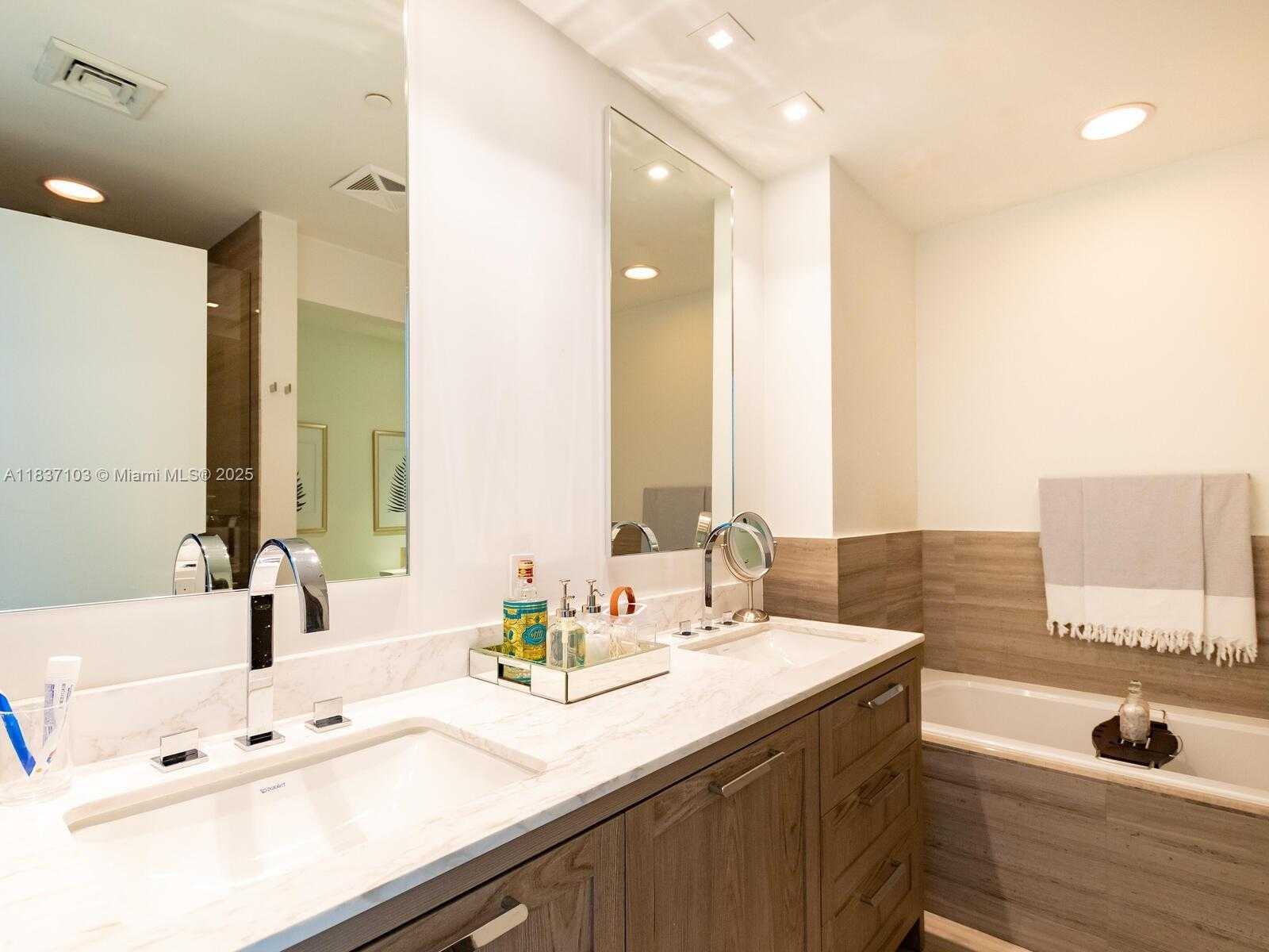 Small Image of 360 OCEAN DR #606S, Key Biscayne Number 29