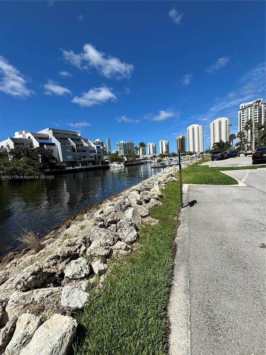 Small Image of 400 KINGS POINT DR #309, Sunny Isles Beach Number 3