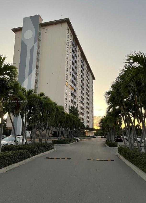 Small Image of 400 KINGS POINT DR #309, Sunny Isles Beach Number 5