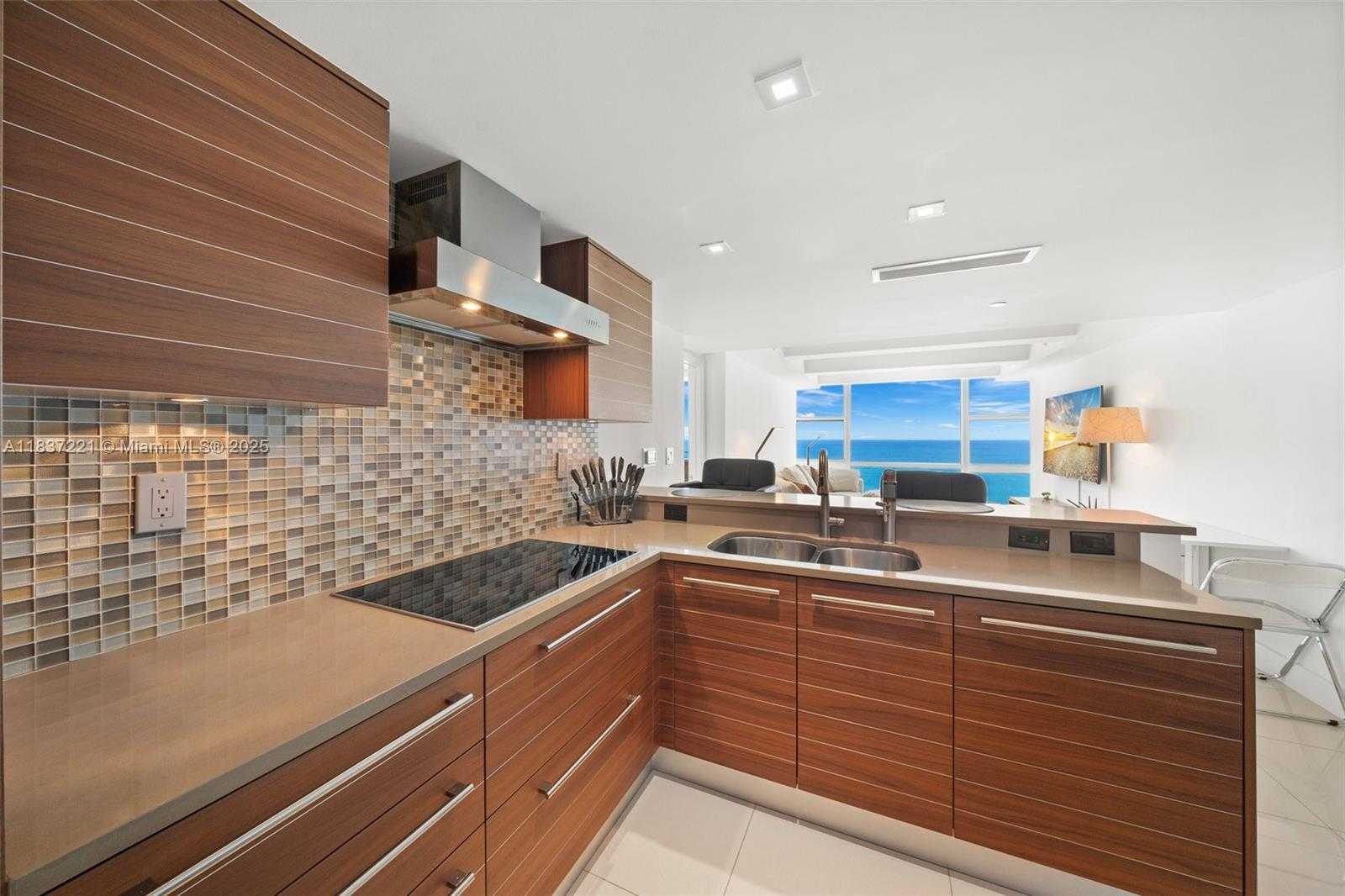Small Image of 6801 COLLINS AVE #LPH17, Miami Beach Number 11
