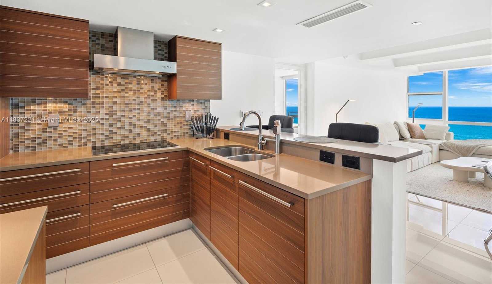 Small Image of 6801 COLLINS AVE #LPH17, Miami Beach Number 12